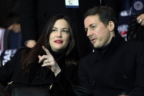 Liv Tyler et son compagnon David Gardner assistent au match de Ligue des Champions, 8ème de finale, Paris Saint-Germain contre le FC Barcelona au parc des Princes à Paris, France, le 14 février 2017. Le PSG a remporté le match sur le score de 4-0. © Cyril Moreau/Bestimage