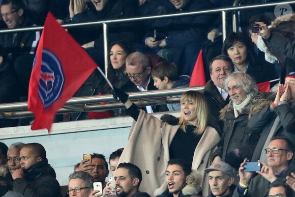 Louis Bertignac et sa compagne Laeticia lors du match de Ligue des Champions, 8ème de finale, Paris Saint-Germain contre le FC Barcelona au parc des Princes à Paris, France, le 14 février 2017. Le PSG a remporté le match sur le score de 4-0. © Cyril Moreau/Bestimage