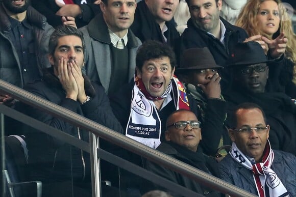 Ary Abittan, Patrick Bruel, Lilian Thuram et sa compagne Kareen Guiock lors du match de Ligue des Champions, 8ème de finale, Paris Saint-Germain contre le FC Barcelona au parc des Princes à Paris, France, le 14 février 2017. Le PSG a remporté le match sur le score de 4-0. © Cyril Moreau/Bestimage