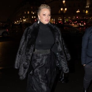 Exclusif - Pamela Anderson arrive à l'opéra de Paris pour assister au ballet "Tree of codes" le 3 février 2017.