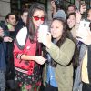 Selena Gomez fait des selfies avec des fans dans les rues de New York, le 8 février 2017