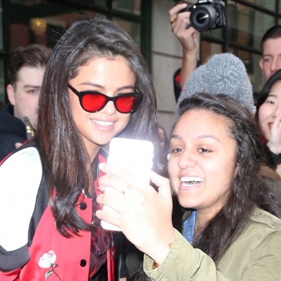 Selena Gomez fait des selfies avec des fans dans les rues de New York, le 8 février 2017