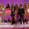 Behati Prinsloo, Lily Aldridge, Alessandra Ambrosio, Selena Gomez (collier Silk Messika Haute Joaillerie), The Weekend au Défilé de mode de Victoria's Secret à Lexington Avenue Armory à New York, le 10 novembre 2015