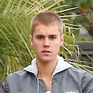 Exclusif - Justin Biebers'est garé sur une place handicapé à la sortie d'un "fast food" Los Angeles le 23 janvier 2017