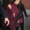 Kim Kardashian habillée de la tête aux pieds en bordeaux avec un haut très transparent à la sortie d'un immeuble à New York, le 15 février 2017.