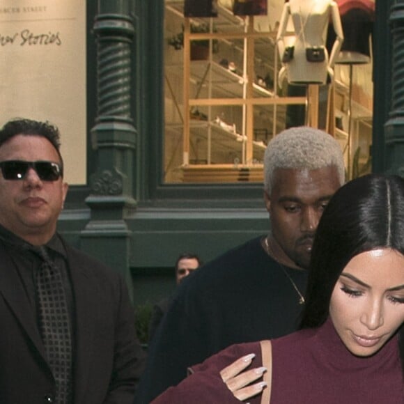 Kim Kardashian habillée de la tête aux pieds en bordeaux avec un haut très transparent à la sortie d'un immeuble à New York, le 15 février 2017.