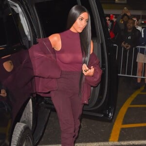 Kim Kardashian habillée de la tête aux pieds en bordeaux à New York, le 15 février 2017.