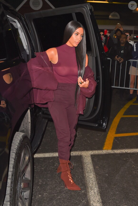 Kim Kardashian habillée de la tête aux pieds en bordeaux à New York, le 15 février 2017.