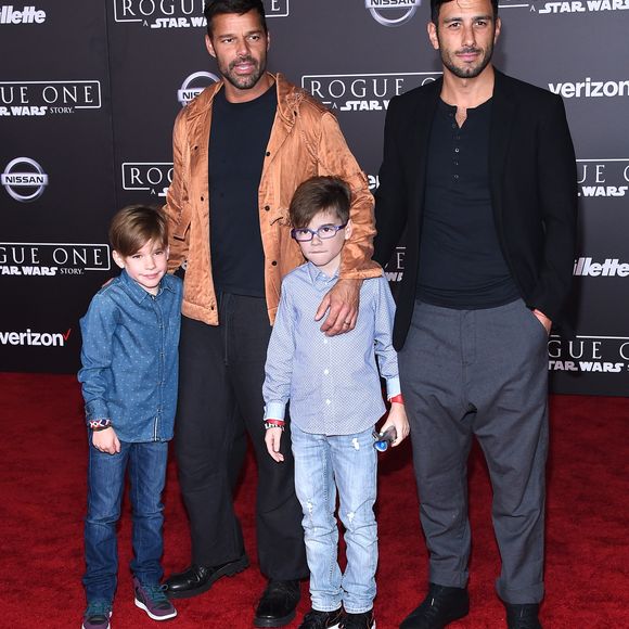 Ricky Martin avec son fiancé Jwan Yosef et ses enfants Matteo et Valentino Martin à la première de "Rogue One: A Star Wars Story" au théâtre The Pantages à Hollywood, le 10 décembre 2016