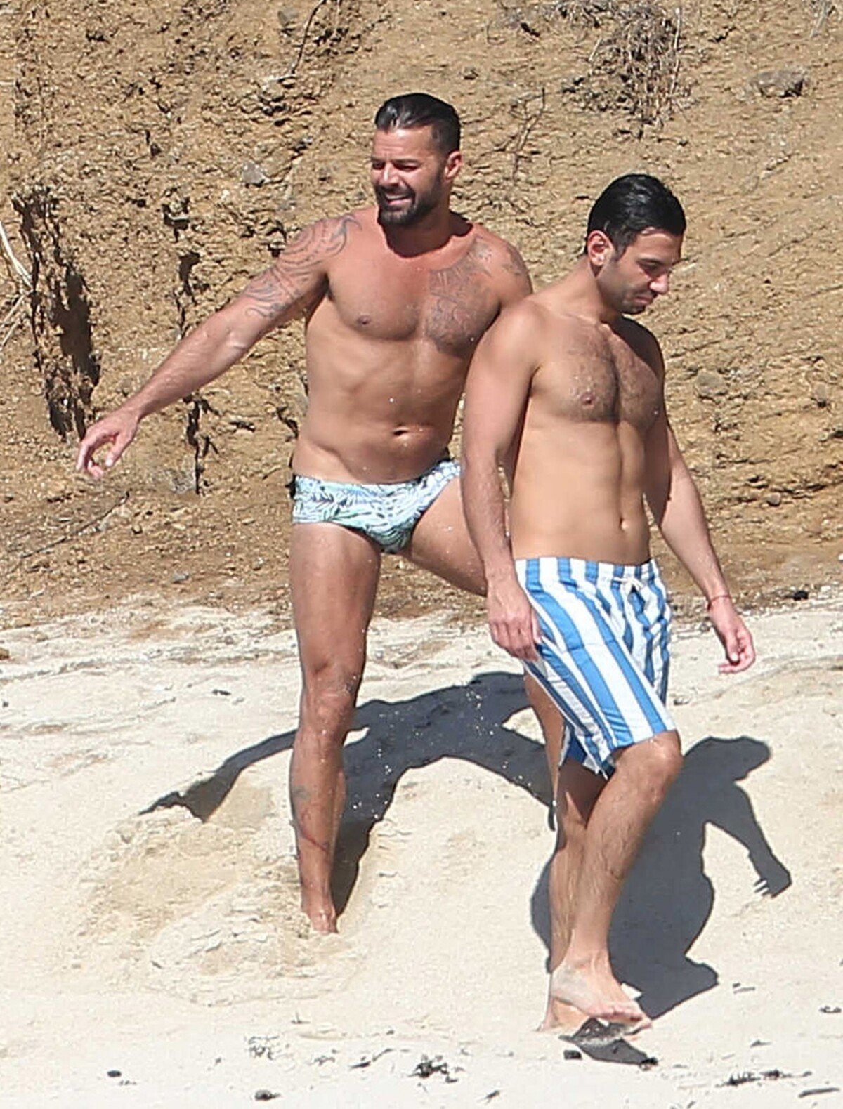 Photo : Exclusif - Ricky Martin et son compagnon Jwan Yosef se relaxent sur  une plage au Mexique, le 5 décembre 2016 - Purepeople