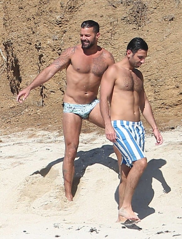 Exclusif - Ricky Martin et son compagnon Jwan Yosef se relaxent sur une plage au Mexique, le 5 décembre 2016