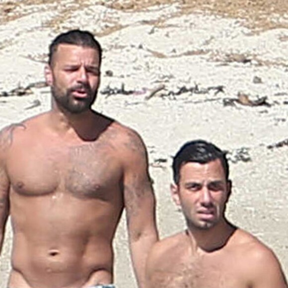 Exclusif - Ricky Martin et son compagnon Jwan Yosef se relaxent sur une plage au Mexique, le 5 décembre 2016