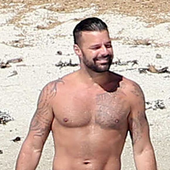 Exclusif - Ricky Martin et son compagnon Jwan Yosef se relaxent sur une plage au Mexique, le 5 décembre 2016