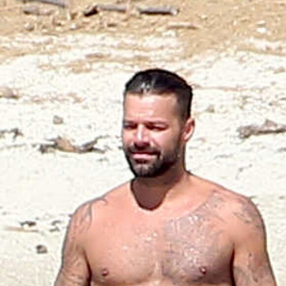 Exclusif - Ricky Martin et son compagnon Jwan Yosef se relaxent sur une plage au Mexique, le 5 décembre 2016