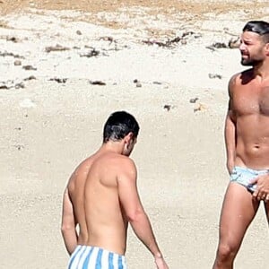 Exclusif - Ricky Martin et son compagnon Jwan Yosef se relaxent sur une plage au Mexique, le 5 décembre 2016