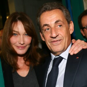 Carla Bruni-Sarkozy assiste au meeting de son mari Nicolas Sarkozy à Saint-Maur-des-Fossés le 14 novembre 2016.