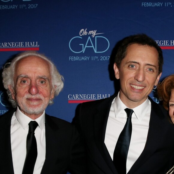 Exclusif - Gad Elmaleh avec son père David et sa mère Régine lors du photocall du spectacle de Gad Elmaleh "Oh My Gad" au "Carnegie Hall" à New York, le 11 février 2017. © Dominique Jacovides/Bestimage