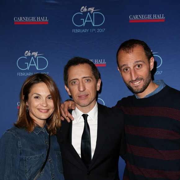 Exclusif - Gad Elmaleh avec son frère Arié Elmaleh et sa compagne Barbara Schulz lors du photocall du spectacle de Gad Elmaleh "Oh My Gad" au "Carnegie Hall" à New York, le 11 février 2017. © Dominique Jacovides/Bestimage