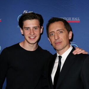 Exclusif - Gad Elmaleh avec son fils Noé lors du photocall du spectacle de Gad Elmaleh "Oh My Gad" au "Carnegie Hall" à New York, le 11 février 2017. © Dominique Jacovides/Bestimage