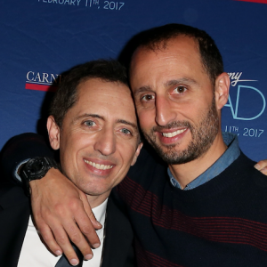 Exclusif - Gad Elmaleh avec son frère Arié et sa compagne Barbara Schulz ainsi qu'avec son fils Noé lors du photocall du spectacle de Gad Elmaleh "Oh My Gad" au "Carnegie Hall" à New York, le 11 février 2017. © Dominique Jacovides/Bestimage (photomontage)