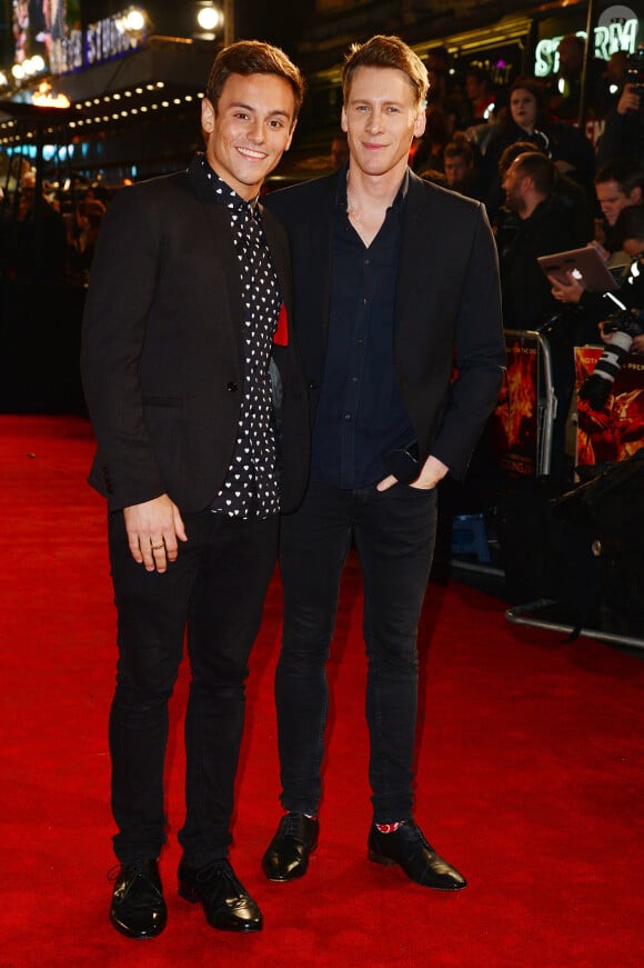 Tom Daley et son compagnon Dustin Lance Black à l'Avant-première du film "The Hunger Games - Mockingjay: Part 2" à Londres, le 5 novembre 2015.