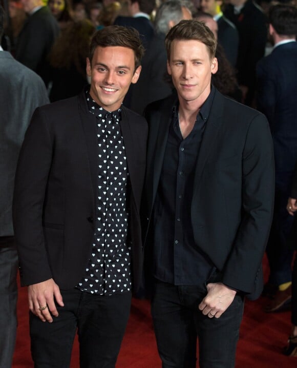 Tom Daley et son compagnon Dustin Lance Black à l'Avant-première du film "The Hunger Games - La Révolte : Part 2" à Londres. Le 5 novembre 2015