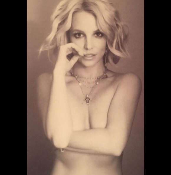 Britney Spears pose la poitrine à l'air sur Instagram, le 19 février 2017
