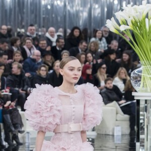 Lily-Rose Depp au défilé de mode Haute Couture printemps-été 2017 "Chanel" au Grand Palais à Paris le 24 janvier 2017. © Olivier Borde / Bestimage