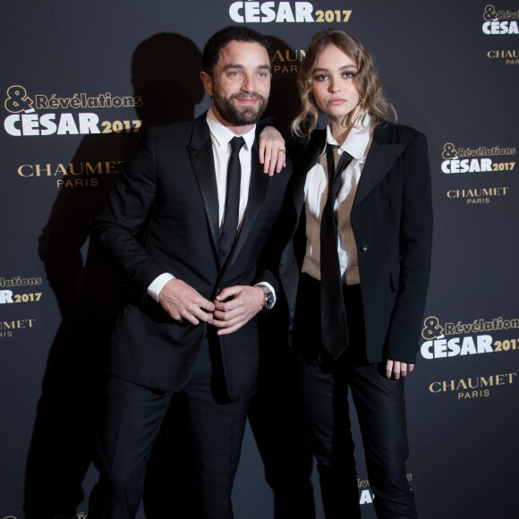 Lily-Rose Depp et son oncle Guillaume Gouix (Costume Dior Homme, baskets Nike et montre Montblanc) - Soirée des Révélations César 2017 dans les Salons Chaumet à Paris le 16 janvier 2017.