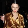 Kendall Jenner arrive à une dédicace pour Love Magazine dans une minirobe dorée à Londres le 20 février 2017.