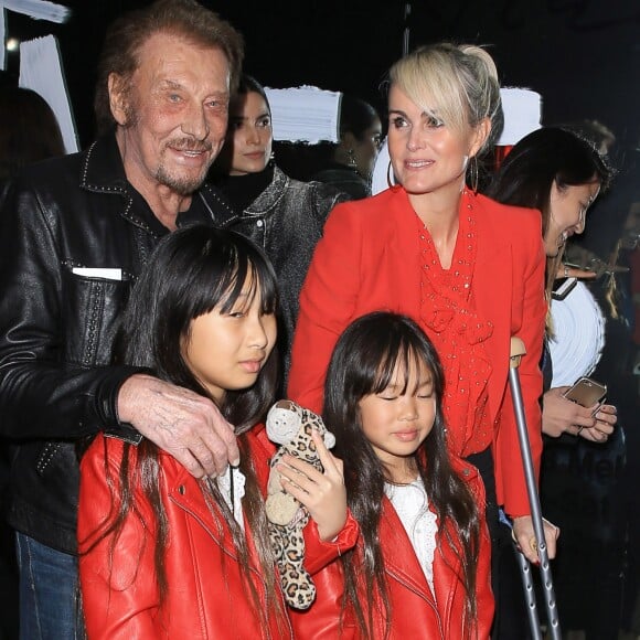 Johnny Hallyday, sa femme Laeticia (en béquilles) et leurs filles Jade et Joy au vernissage de l'exposition du photographe Mathieu Cesar à Los Angeles, le 21 février 2017.