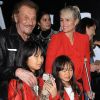 Johnny Hallyday, sa femme Laeticia (en béquilles) et leurs filles Jade et Joy au vernissage de l'exposition du photographe Mathieu Cesar à Los Angeles, le 21 février 2017.