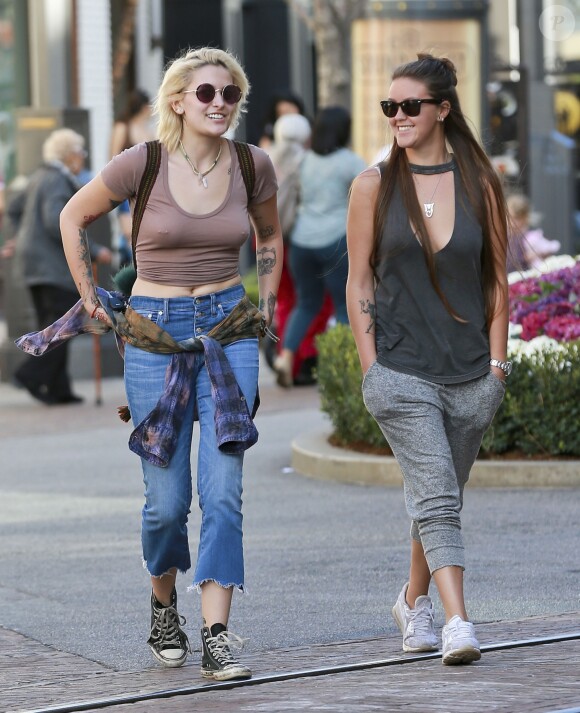 Exclusif - Paris Jackson, dont ses piercings apparaissent sous son tee-shirt, est allée faire du shopping avec une amie à The Grove à Los Angeles. Le 15 février 2017