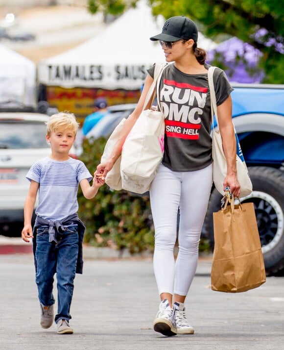 L'ex femme de Robin Thicke Paula Patton fait ses courses avec son fils Julian Thicke à Malibu le 15 mai 2016.
