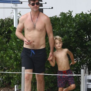 Robin Thicke passe une journée en famille avec son fils Julian et sa compagne April Love Geary au bord de la piscine de leur hôtel à Miami, le 17 octobre 2015