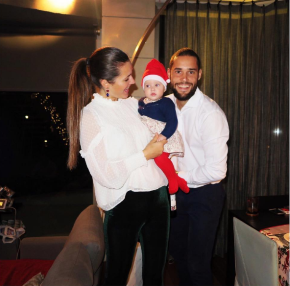 Le footballeur Mario Suarez et le mannequin Malena Costa, parents d'une petite Matilda née en juin 2016, attendent en 2017 leur deuxième enfant. Photo Instagram lors de Noël 2016.