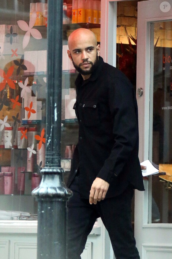 Exclusif - Lily Allen se rend chez le coiffeur, dans une superbe Mercedes-Benz S63 AMG (environ 120.000 euros), en compagnie de son compagnon DJ Daniel, dans le quartier de Chelsea à Londres, le 24 Janvier 2017.  Exclusive - Lily Allen is seen being dropped off by boyfriend DJ Daniel at an upmarket hairdressers in Chelsea. Attentive Daniel took Lily a coffee during her appointment and then went back to waiting outside in his Mercedes S63 AMG which sell for £100000 brand new. London, January 24th, 2017.24/01/2017 - Londres