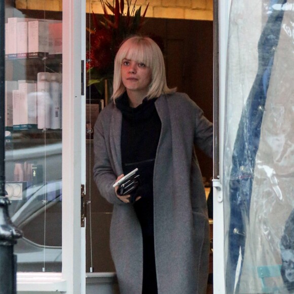 Exclusif - Lily Allen se rend chez le coiffeur, dans une superbe Mercedes-Benz S63 AMG (environ 120.000 euros), en compagnie de son compagnon DJ Daniel, dans le quartier de Chelsea à Londres, le 24 Janvier 2017.  Exclusive - Lily Allen is seen being dropped off by boyfriend DJ Daniel at an upmarket hairdressers in Chelsea. Attentive Daniel took Lily a coffee during her appointment and then went back to waiting outside in his Mercedes S63 AMG which sell for £100000 brand new. London, January 24th, 2017.24/01/2017 - Londres