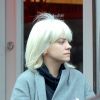 Exclusif - Lily Allen se rend chez le coiffeur, dans une superbe Mercedes-Benz S63 AMG (environ 120.000 euros), en compagnie de son compagnon DJ Daniel, dans le quartier de Chelsea à Londres, le 24 Janvier 2017.  Exclusive - Lily Allen is seen being dropped off by boyfriend DJ Daniel at an upmarket hairdressers in Chelsea. Attentive Daniel took Lily a coffee during her appointment and then went back to waiting outside in his Mercedes S63 AMG which sell for £100000 brand new. London, January 24th, 2017.24/01/2017 - Londres