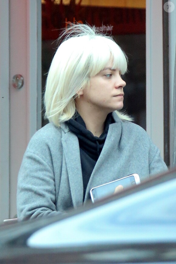 Exclusif - Lily Allen se rend chez le coiffeur, dans une superbe Mercedes-Benz S63 AMG (environ 120.000 euros), en compagnie de son compagnon DJ Daniel, dans le quartier de Chelsea à Londres, le 24 Janvier 2017.  Exclusive - Lily Allen is seen being dropped off by boyfriend DJ Daniel at an upmarket hairdressers in Chelsea. Attentive Daniel took Lily a coffee during her appointment and then went back to waiting outside in his Mercedes S63 AMG which sell for £100000 brand new. London, January 24th, 2017.24/01/2017 - Londres