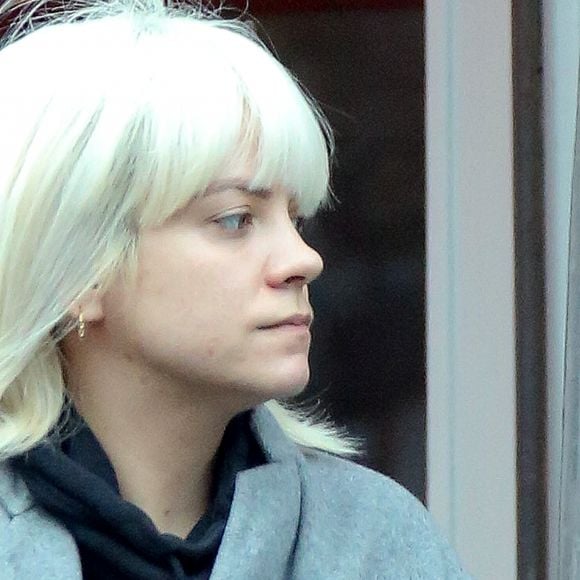 Exclusif - Lily Allen se rend chez le coiffeur, dans une superbe Mercedes-Benz S63 AMG (environ 120.000 euros), en compagnie de son compagnon DJ Daniel, dans le quartier de Chelsea à Londres, le 24 Janvier 2017.  Exclusive - Lily Allen is seen being dropped off by boyfriend DJ Daniel at an upmarket hairdressers in Chelsea. Attentive Daniel took Lily a coffee during her appointment and then went back to waiting outside in his Mercedes S63 AMG which sell for £100000 brand new. London, January 24th, 2017.24/01/2017 - Londres