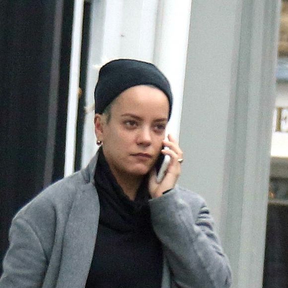 Exclusif - Lily Allen se rend chez le coiffeur, dans une superbe Mercedes-Benz S63 AMG (environ 120.000 euros), en compagnie de son compagnon DJ Daniel, dans le quartier de Chelsea à Londres, le 24 Janvier 2017.  Exclusive - Lily Allen is seen being dropped off by boyfriend DJ Daniel at an upmarket hairdressers in Chelsea. Attentive Daniel took Lily a coffee during her appointment and then went back to waiting outside in his Mercedes S63 AMG which sell for £100000 brand new. London, January 24th, 2017.24/01/2017 - Londres