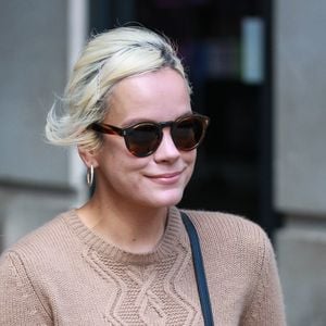 Lily Allen arrive à la BBC après sa visite de la jungle de Calais le 12 octobre 2016.  Singer Lily Allen arriving at the BBC Studios to promote her recent visit to the Jungle in Calais - London 12 October 2016.12/10/2016 - Londres