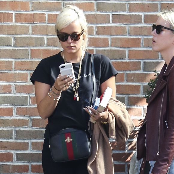 Exclusif - Prix spécial - No Web - Lily Allen fume une cigarette avec une amie, elle porte un tee shirt Agnès B avec l'inscription " J'aime le cinéma" à New York le 7 octobre 2016.  Exclusive - For Germany call for price - No Web - English singer Lily Allen hangs out with a friend in the East Village, New York on October 7, 2016.07/10/2016 - New York
