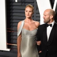 Rosie Huntington-Whiteley enceinte, dévoile son ventre rond au côté de son chéri