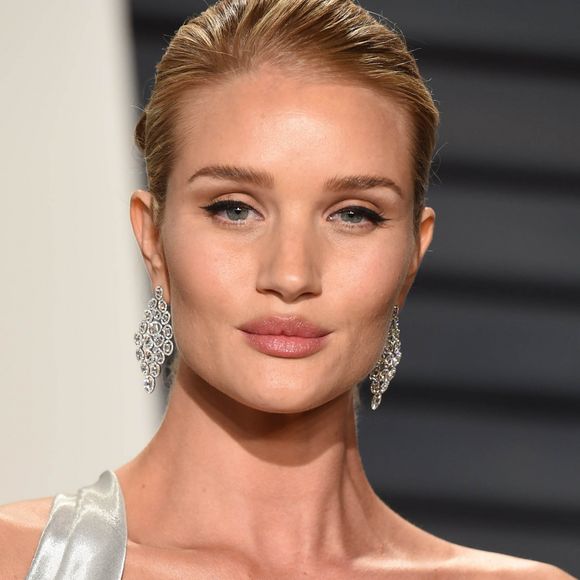 Rosie Huntington-Whiteley enceinte (robe Atelier Versace) lors de la Vanity Fair Oscar Party, The Wallis Annenberg Center for the Performing Arts, Los Angeles, le 27 février 2017.