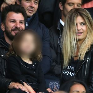 Michaël Youn, sa compagne Isabelle Funaro et leur fille Seven, Sébstien Grosjean et Richard Gasquet - People au match de football PSG-Nantes (4 à 0) au Parc des Princes le 14 mai 2016