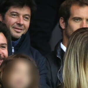 Michaël Youn, sa compagne Isabelle Funaro et leur fille Seven, Sébstien Grosjean et Richard Gasquet - People au match de football PSG-Nantes (4 à 0) au Parc des Princes le 14 mai 2016