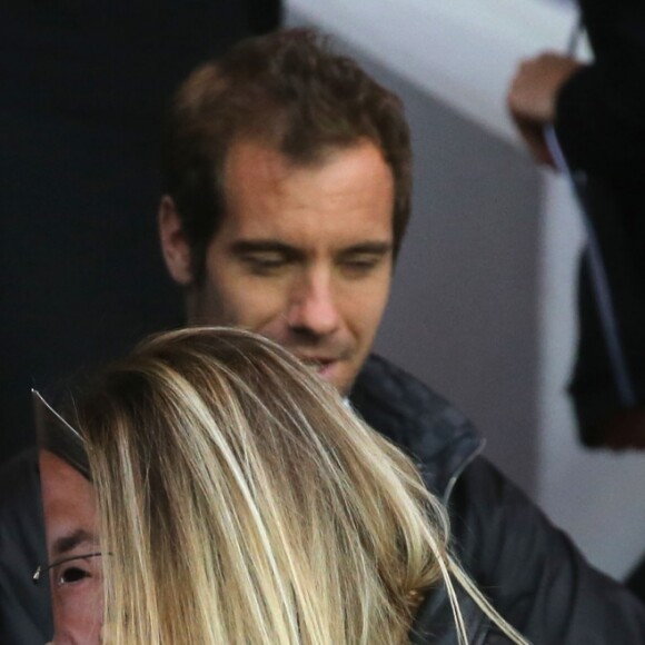 Sean Obispo, Michaël Youn, sa compagne Isabelle Funaro et leur fille Seven, Sébstien Grosjean et Richard Gasquet - People au match de football PSG-Nantes (4 à 0) au Parc des Princes le 14 mai 2016