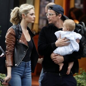 Josh Hartnett et sa compagne Tamsin Egerton font du shopping avec leur fille dans le quartier de Mayfair à Londres, Royaume Uni, le 29 juillet 2016.
